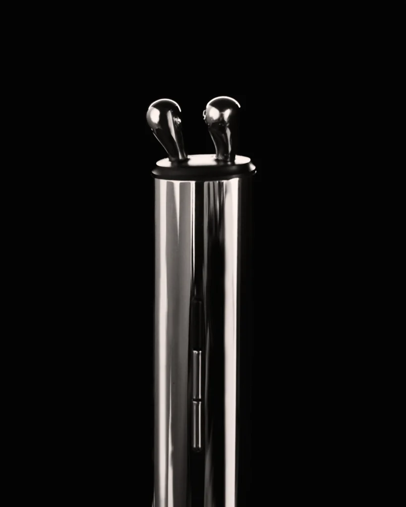 Zbliżenie na głowice AURA RF masażera liftingującego na czarnym tle.