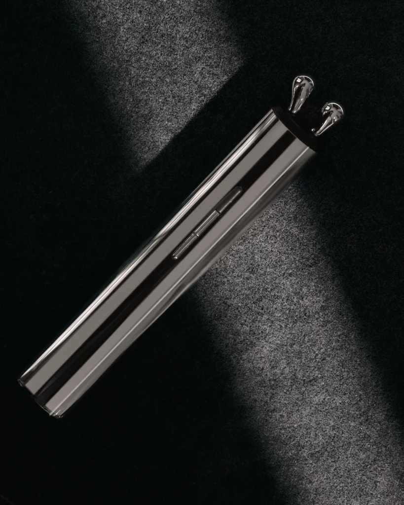 Ujęcie AURA RF masażera liftingującego w pozycji leżącej, widok boczny z przyciskami.