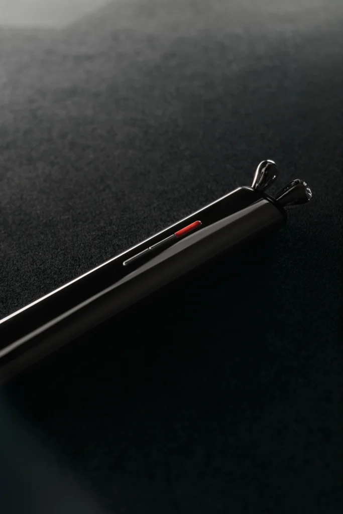 AURA RF masażer liftingujący w perspektywie bocznej, częściowo oświetlony.