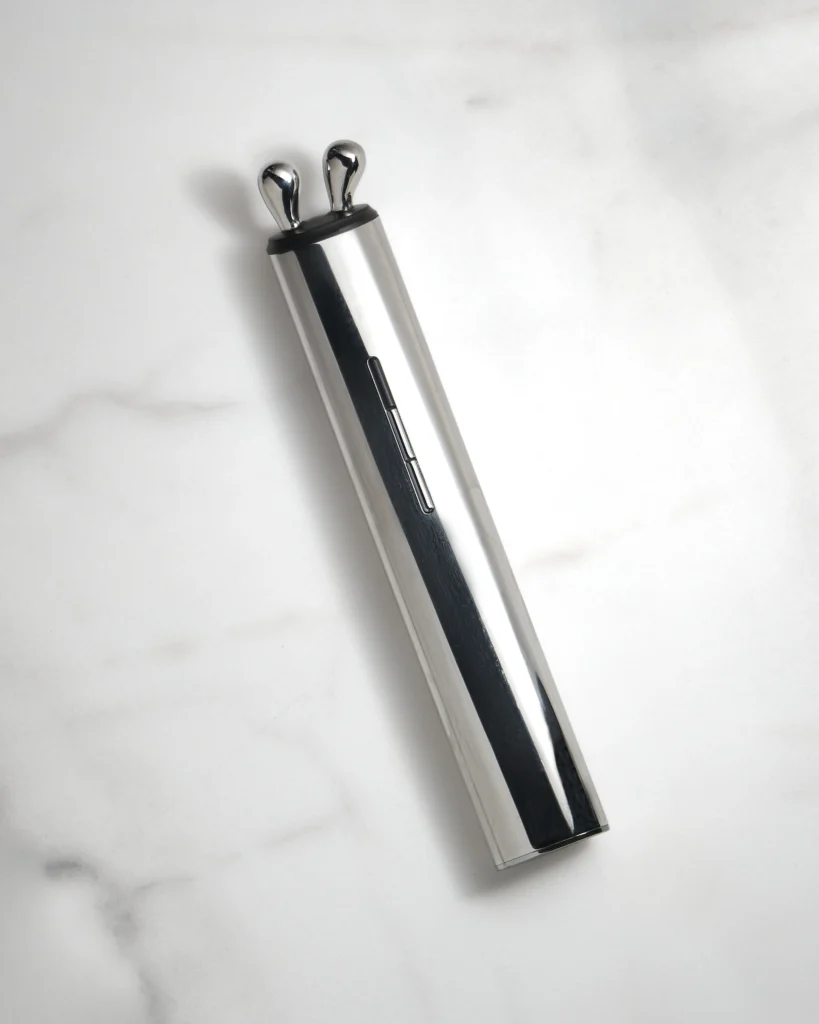 Widok AURA RF masażera liftingującego od strony przycisków, na białym tle.